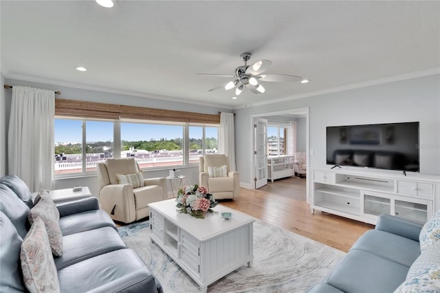 living area with recessed lighting, light wood-style flooring, a ceiling fan, and crown molding