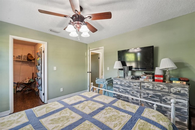 2906 Beagle Pl, Seffner, FL 33584 - bedroom featuring baseboards, a spacious closet, a textured ceiling, a ceiling fan, and visible vents