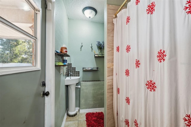 2906 Beagle Pl, Seffner, FL 33584 - bathroom featuring baseboards, curtained shower, tile patterned flooring, and a textured ceiling