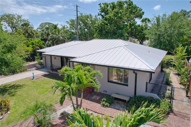 6920 Bougainvilla Ave S, Saint Petersburg, FL 33707 - view of front facade featuring covered porch, stucco siding, fence, a front lawn, and concrete driveway