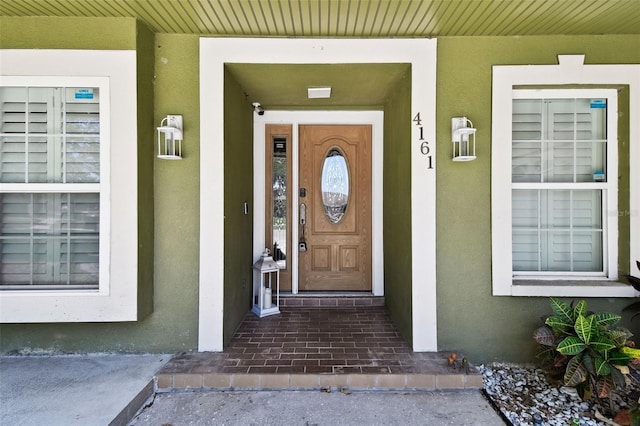 entrance to property with stucco siding