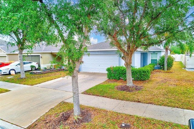 15410 Quail Woods Pl, Ruskin, FL 33573 - view of front of house with stucco siding, a front yard, fence, an attached garage, and driveway