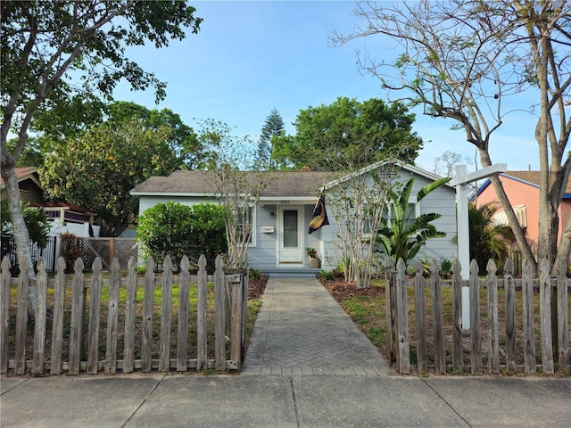3545 7th Ave N, Saint Petersburg, FL 33713 - view of front facade featuring a fenced front yard