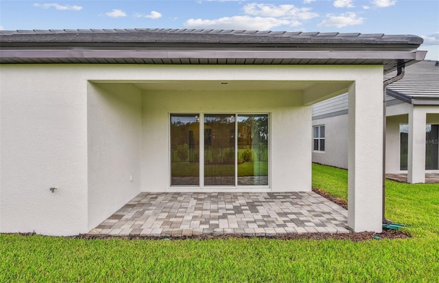 10414 Cross River Trl, Parrish, FL 34219 - rear view of property featuring stucco siding, a patio area, and a yard