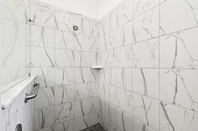 bathroom featuring tiled shower