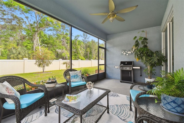 sunroom featuring outdoor lounge area and a ceiling fan
