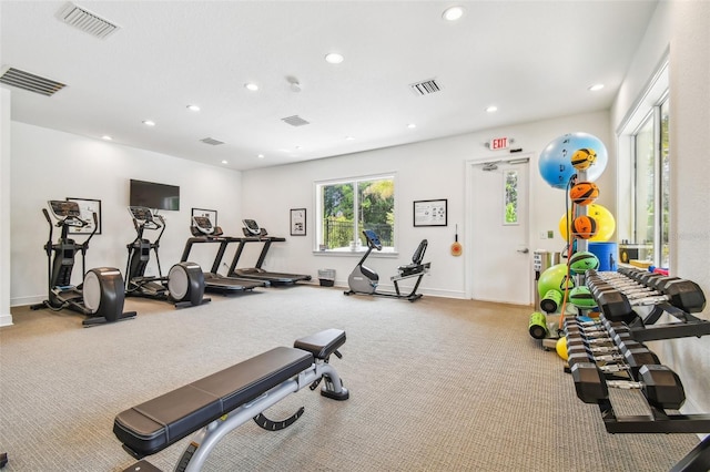 gym with visible vents, baseboards, and recessed lighting