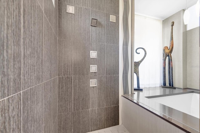 bathroom featuring tiled shower