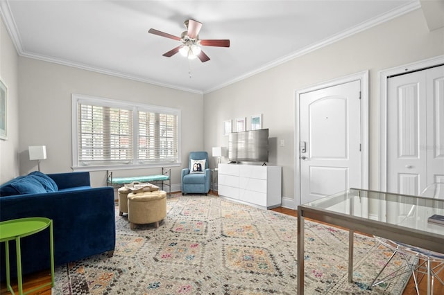 2117 W Dekle Ave Unit H1, Tampa, FL 33606 - living room featuring crown molding, wood finished floors, ceiling fan, and baseboards