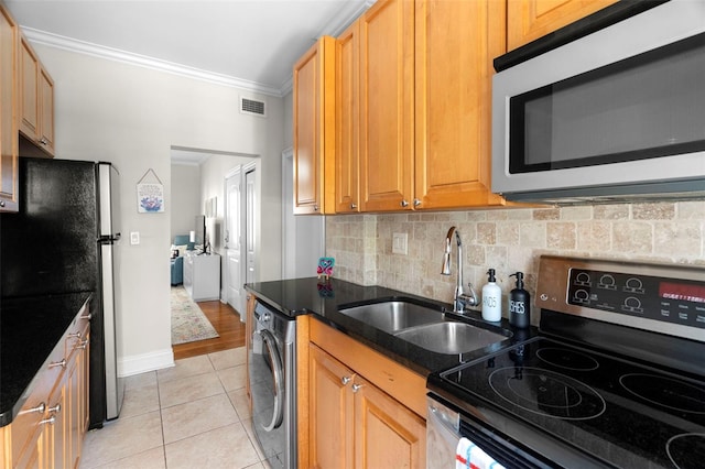 2117 W Dekle Ave Unit H1, Tampa, FL 33606 - kitchen featuring washer / clothes dryer, ornamental molding, visible vents, appliances with stainless steel finishes, and a sink