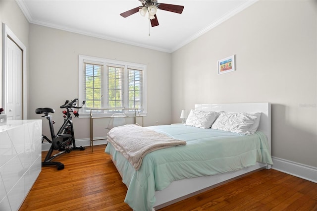 2117 W Dekle Ave Unit H1, Tampa, FL 33606 - bedroom with a closet, baseboards, ornamental molding, ceiling fan, and wood finished floors