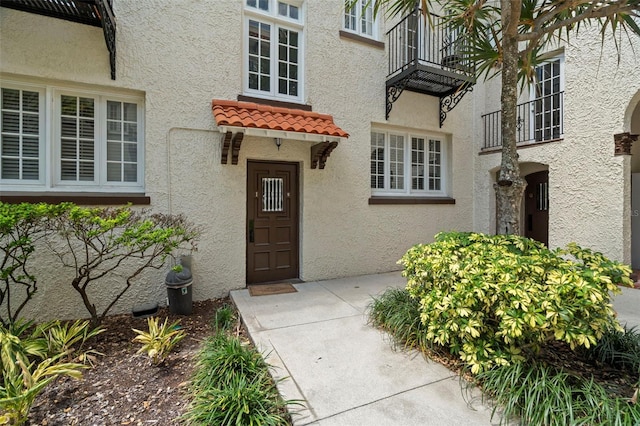 2117 W Dekle Ave Unit H1, Tampa, FL 33606 - view of exterior entry featuring stucco siding and a tile roof