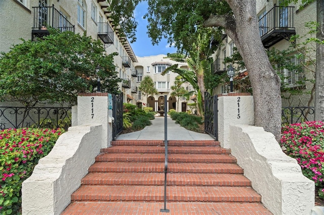 2117 W Dekle Ave Unit H1, Tampa, FL 33606 - surrounding community featuring a gate