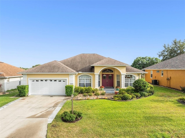 view of front facade with an attached garage, stucco siding, driveway, and a front yard