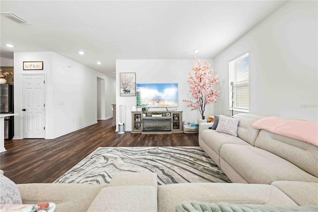 living area with wood finished floors, baseboards, visible vents, and recessed lighting