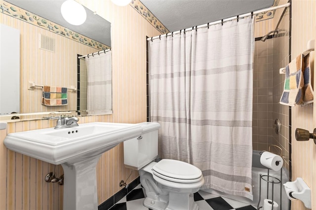 101 Dogwood Cir, Seminole, FL 33777 - full bathroom with visible vents, a shower with shower curtain, toilet, a textured ceiling, and wallpapered walls
