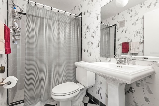 101 Dogwood Cir, Seminole, FL 33777 - full bathroom featuring a shower with shower curtain, wallpapered walls, and toilet