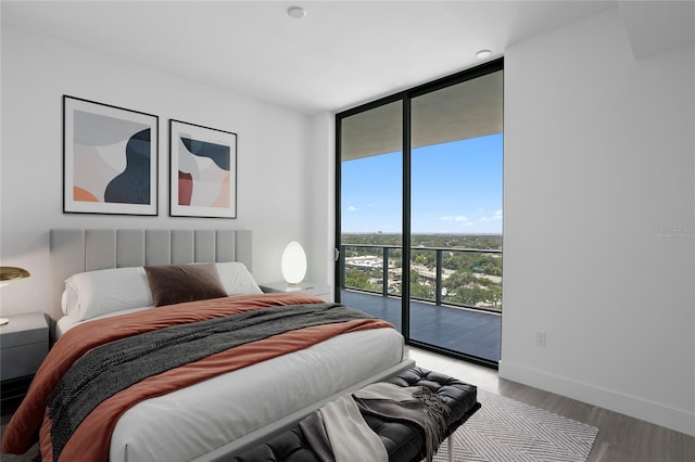 2912 W Santiago St Unit 1401, Tampa, FL 33629 - bedroom featuring baseboards, floor to ceiling windows, light wood finished floors, and access to exterior