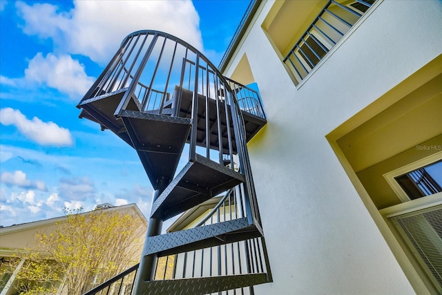 1058 Roundstone Pl, Palm Harbor, FL 34683 - view of staircase