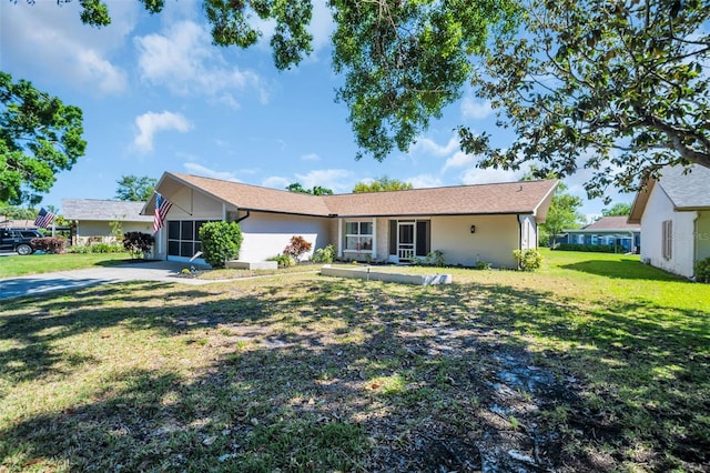 1657 Glengarry Dr, Palm Harbor, FL 34684 - ranch-style home with stucco siding and a front yard