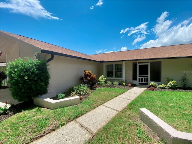 1657 Glengarry Dr, Palm Harbor, FL 34684 - view of front facade with stucco siding and a front lawn