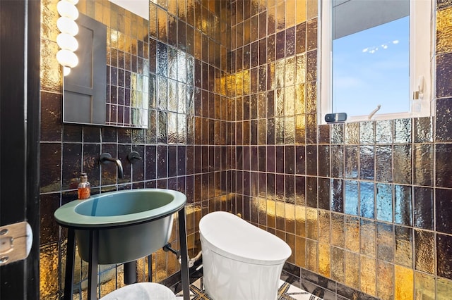 325 2nd St N, Saint Petersburg, FL 33701 - half bath featuring toilet and tile walls