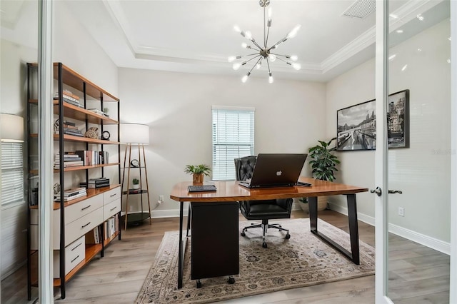 home office featuring an inviting chandelier, a tray ceiling, light wood-style flooring, baseboards, and visible vents