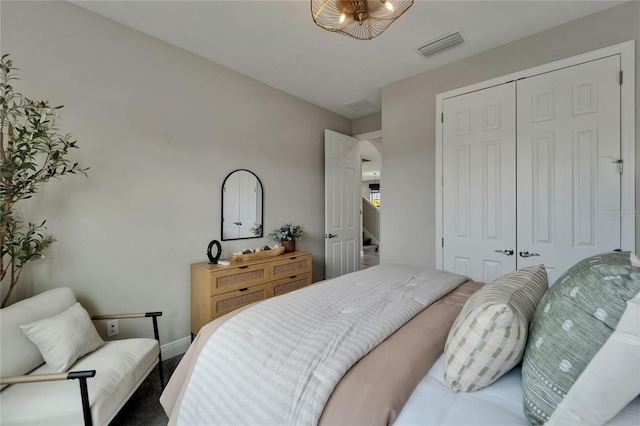 bedroom featuring arched walkways, a closet, and visible vents
