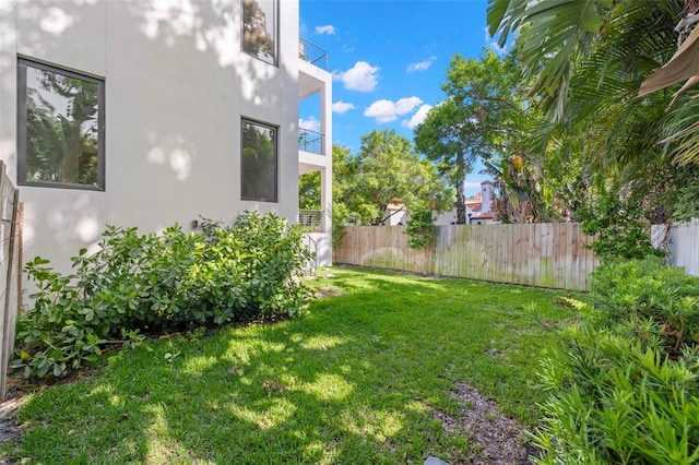 98 W Davis Blvd, Tampa, FL 33606 - view of yard featuring fence