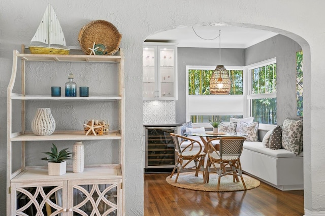 636 16th Ave NE, Saint Petersburg, FL 33704 - dining room with arched walkways, wood finished floors, a textured wall, and beverage cooler