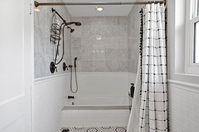 636 16th Ave NE, Saint Petersburg, FL 33704 - bathroom featuring tile walls, tiled shower / bath, and recessed lighting