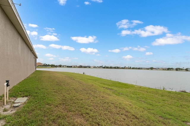 view of yard featuring a water view