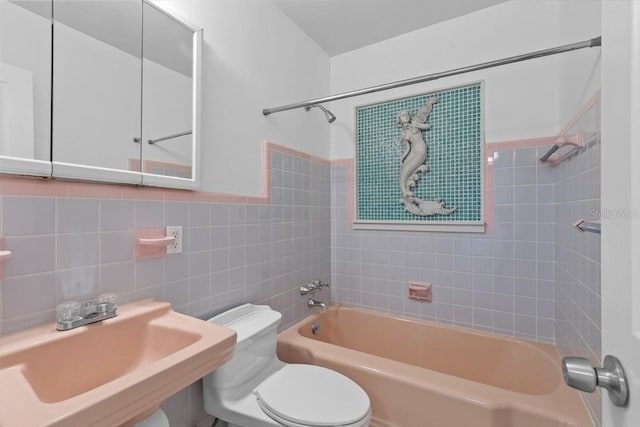 2540 S Shore Dr SE, Saint Petersburg, FL 33705 - full bath featuring tile walls, toilet, shower / bath combination, and a sink
