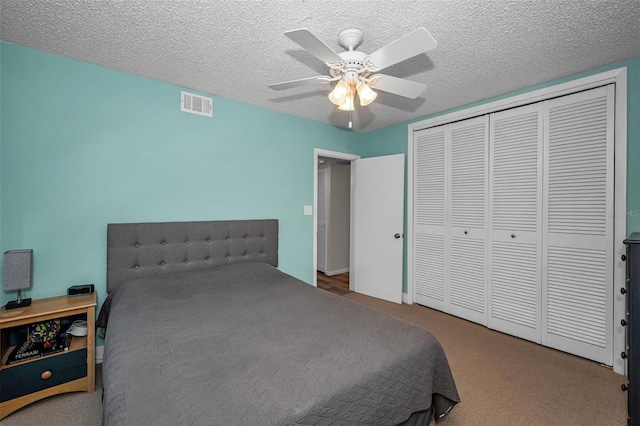 508 N Mayo St, Crystal Beach, FL 34681 - bedroom with visible vents, carpet floors, a closet, a textured ceiling, and a ceiling fan
