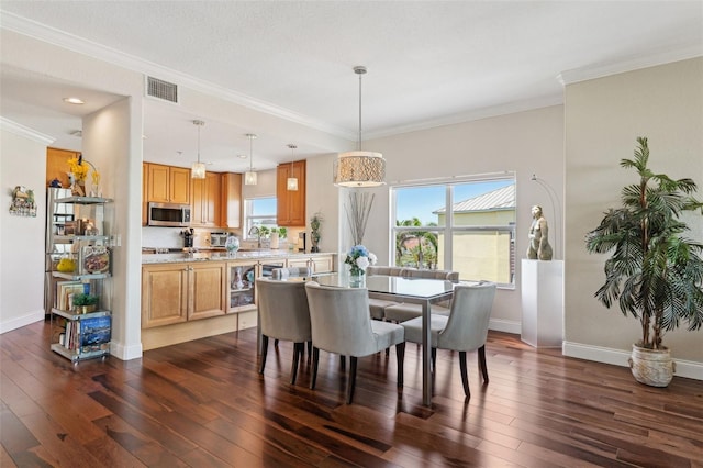 dining space featuring crown molding, visible vents, baseboards, dark wood-style flooring, and recessed lighting