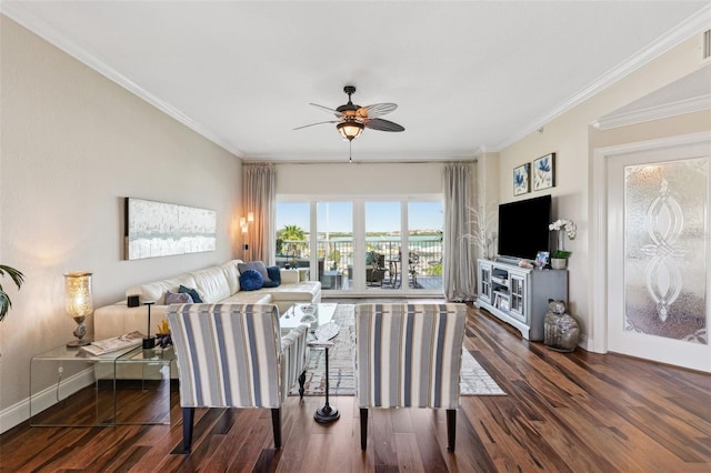 living room with baseboards, wood finished floors, a ceiling fan, and ornamental molding