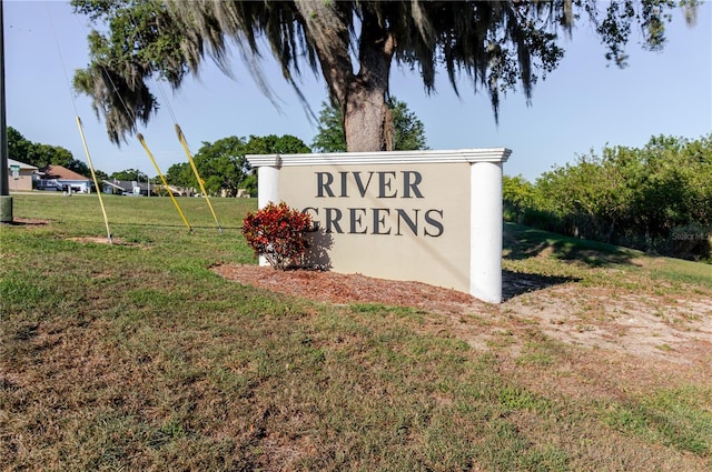 community sign with a yard