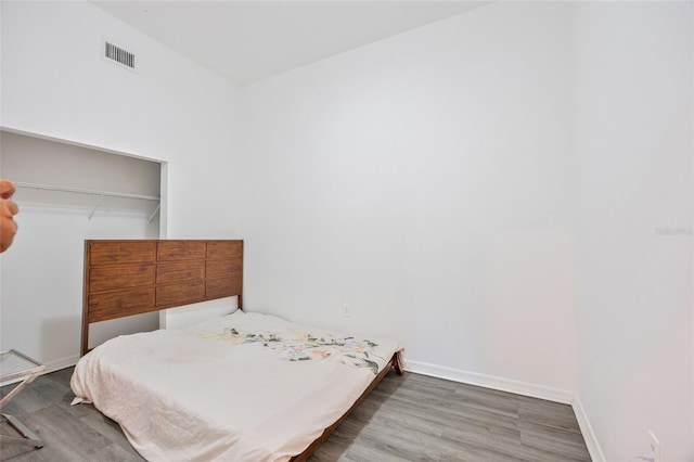 105 W Columbus Dr, Tampa, FL 33602 - bedroom with visible vents, baseboards, and wood finished floors
