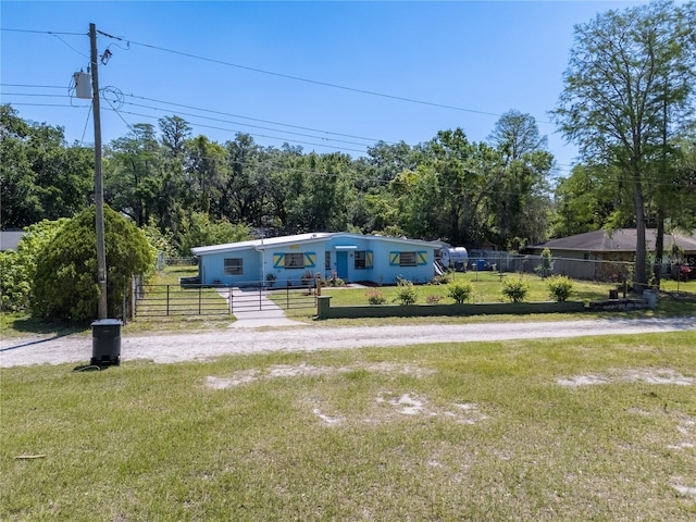 17111 Mockingbird Ln, Lutz, FL 33548 - view of front facade featuring a front yard and a fenced front yard