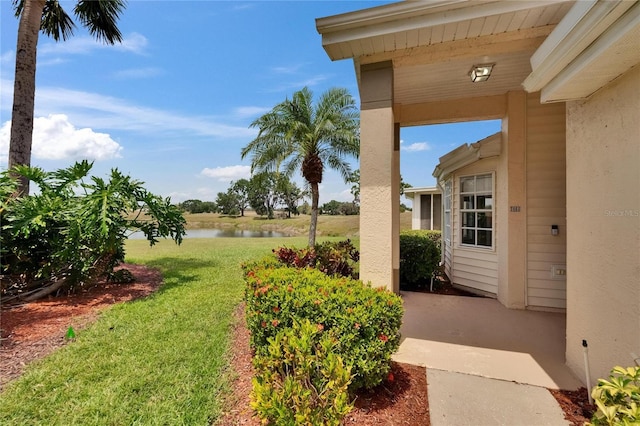 view of yard featuring a water view