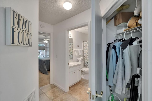 walk in closet featuring a ceiling fan