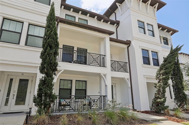 view of front facade featuring stucco siding