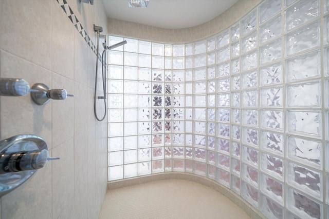 bathroom featuring a tile shower