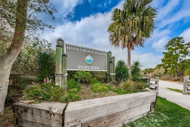 525 Lexington St, Dunedin, FL 34698 - view of community sign