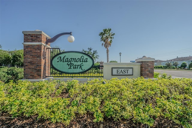 view of community / neighborhood sign