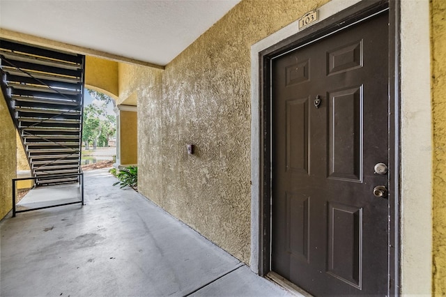 10103 Courtney Oaks Cir Unit 103, Tampa, FL 33619 - doorway to property featuring stucco siding