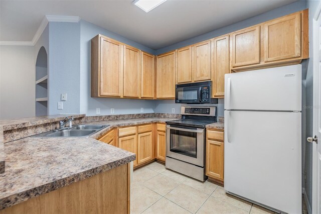 10103 Courtney Oaks Cir Unit 103, Tampa, FL 33619 - kitchen featuring freestanding refrigerator, black microwave, electric range, ornamental molding, and a sink