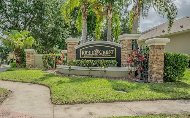 community sign featuring a yard