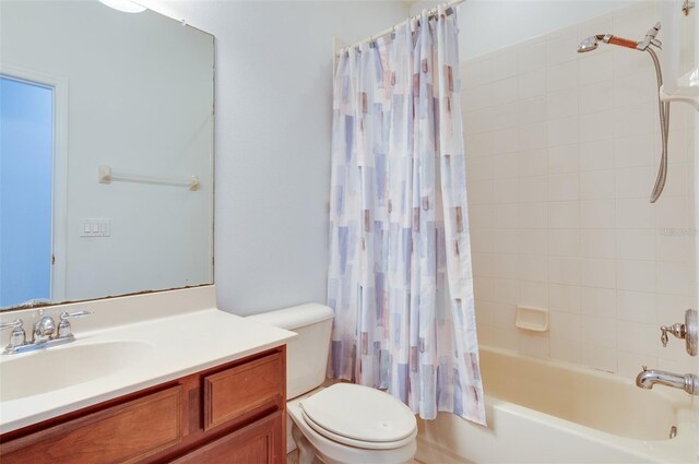 1105 Venetian Harbor Dr NE, Saint Petersburg, FL 33702 - full bath featuring toilet, vanity, and shower / bath combination with curtain