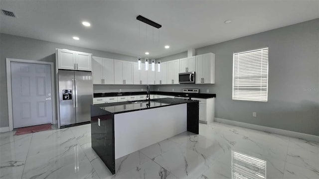 kitchen with a sink, stainless steel appliances, visible vents, baseboards, and dark countertops